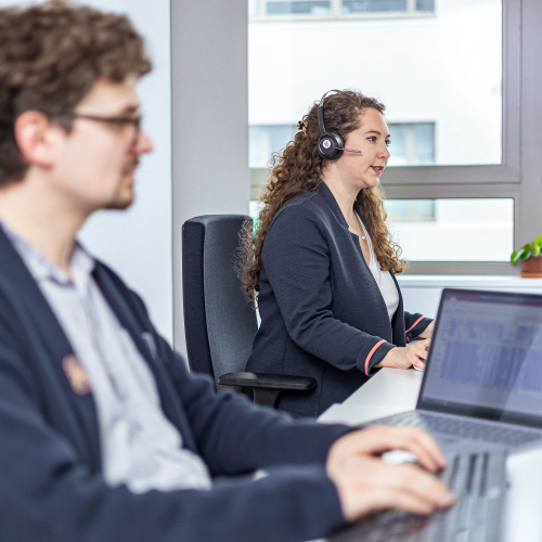 Zwei Mitarbeitende im Account Management der ABF-Pharmazie