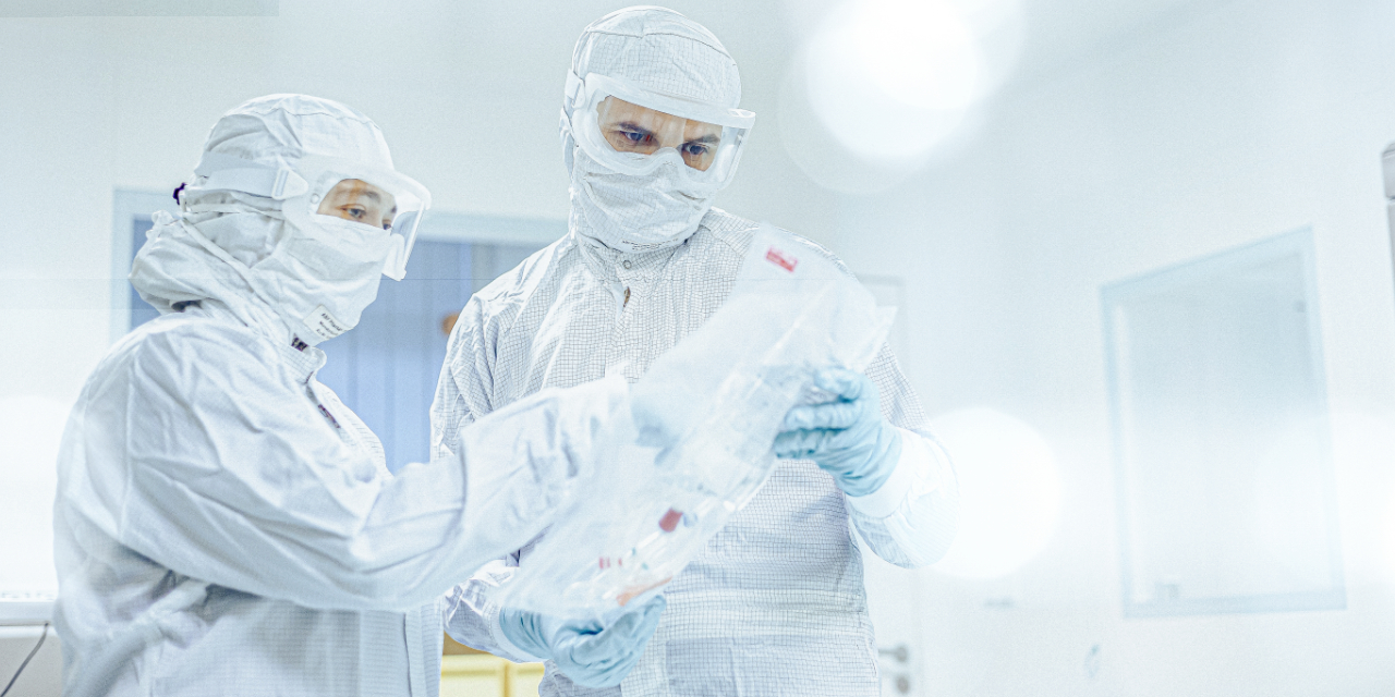 Zwei PTA in Vollmontur im Reinraumlabor der ABF-Pharmazie