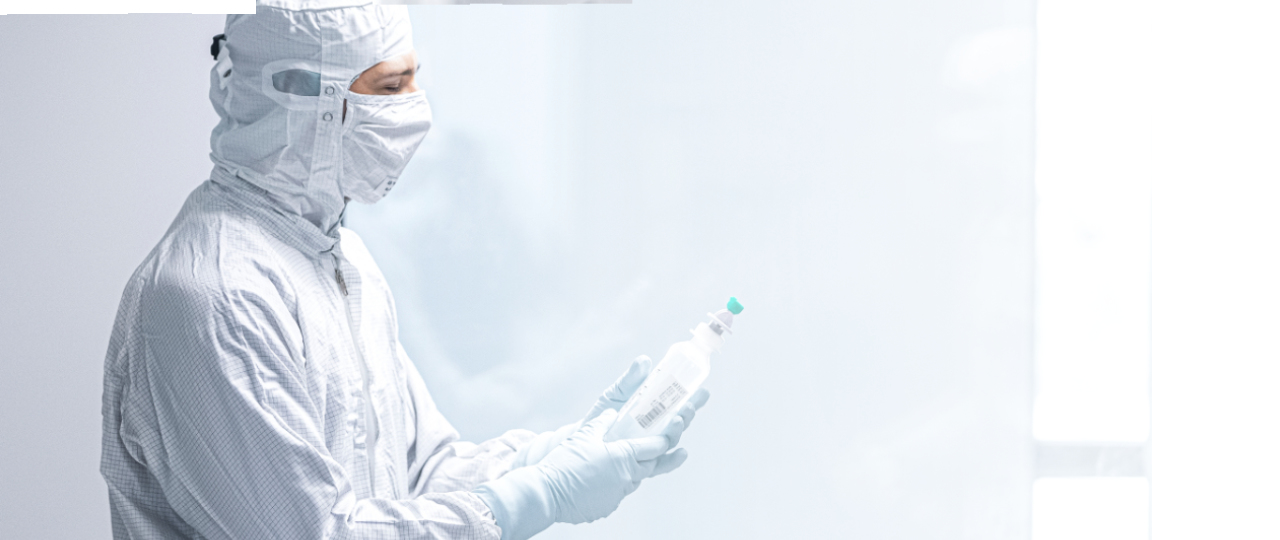 Pharmazeut in Schutzkleidung im Reinraumlabor