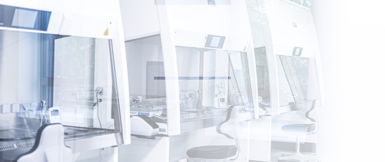 Werkbänke im Reinraumlabor