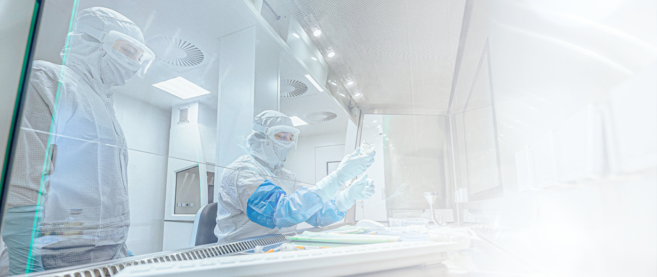 Zwei Pharmazeutinnen im Reinraum an der Werkbank