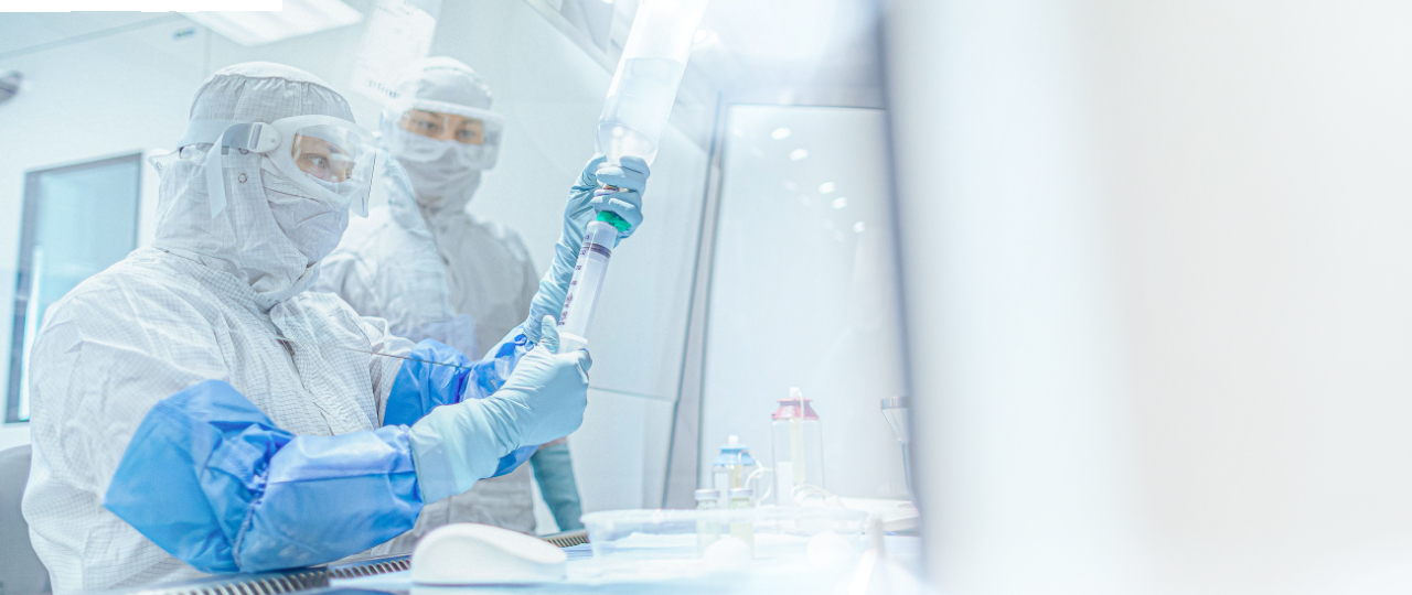 Zwei Pharmazeutinnen im Reinraum an der Werkbank