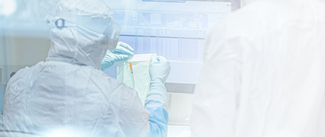 Pharmazeutinnen im Reinraum beim Aufziehen von IVOM-Spritzen