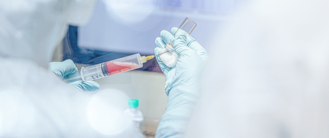 Zwei Pharmazeutinnen im Reinraum an der Werkbank